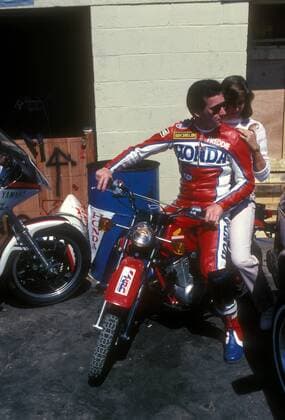 Freddie Spencer (USA) mit Frau auf dem Sozius - - ZUMAf61 Motorsport Herren Daytona 200 1984, Motorrad, Motorradrennen, Motorradrennsport, Motorradsport, vdia Gruppe Daytona Beach