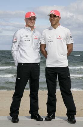 Heikki Kovalainen (Finnland, li.) und Lewis Hamilton (England beide McLaren Mercedes) am Strand Motorsport Grand Prix Herren Großer Preis von Australien 2009, Formel 1 Weltmeisterschaft, F1, F, GP, WM Gruppe o0 Albert Park Melbourne