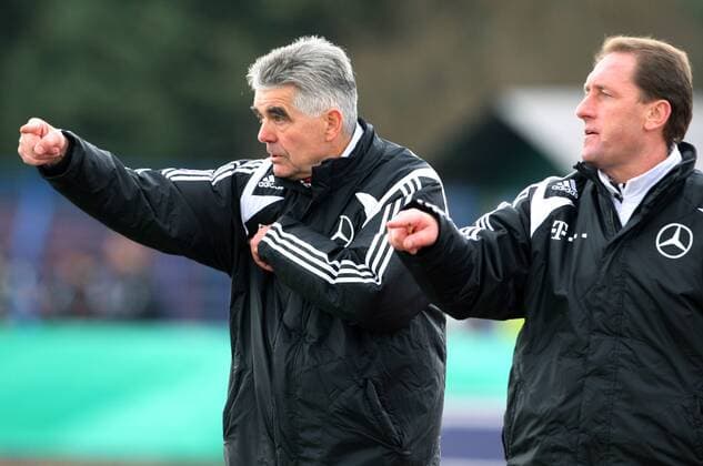 Bundestrainer Frank Engel (li.) und Co Trainer Frank Intek (beide Deutschland U18) geben Anweisungen Fußball Länderspiel Herren Freundschaftsspiel 2009, Test, Testspiel, Nationalteam, U 18, Jugend, Nachwuchs, Junioren, Vdig Gruppe Grimma