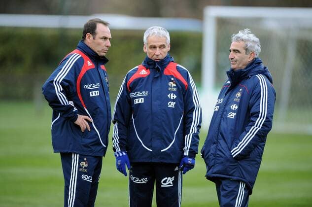 Nationaltrainer Raymond Domenech (re.) und die Assistenten Alain Boghossian (li.) und Pierre Mankowski (alle Frankreich) -  (pan30733) Fußball Herren Nationalteam 2009, Training, Vdig Gruppe Clairefontaine