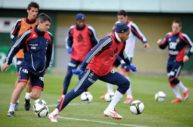 Thierry Henry (re.) gegen Jeremy Toulalan (beide Frankreich) -  (pan30733) Fußball Herren Nationalteam 2009, Training, Vdig Gruppe Clairefontaine