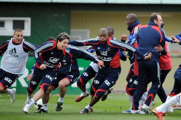Karim Benzema (li.) gegen Samir Nasri (beide Frankreich, 2.v.li.) -  (pan30733) Fußball Herren Nationalteam 2009, Training, Vdig Gruppe Clairefontaine Dynamik,