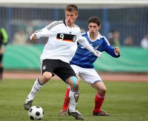 Marvin Pourie (Deutschland U18, li.) gegen Bennit Dalibard (Frankreich, U18) Fußball Länderspiel Herren Freundschaftsspiel 2009, Test, Testspiel, Nationalteam, U 18, Jugend, Nachwuchs, Junioren, Vdig Gruppe Grimma