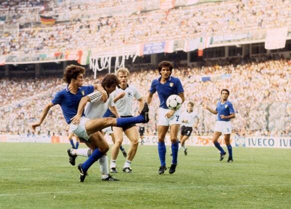Klaus Fischer (2.v.li.) und Hans Peter Briegel (beide BR Deutschland, 3.v.li.) gegen Fulvio Collovati (li.) und Gaetano Scirea (beide Italien) Fußball WM Herren WM Finale 1982, Länderspiel, Nationalteam, Nationaltrikot, Italien - BRD 3:1 Gruppe Madrid Dynamik, Kampf,