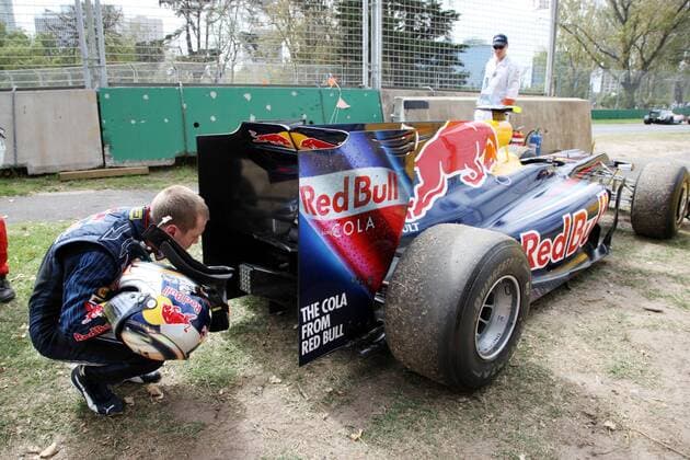 Sebastian Vettel (Deutschland Red Bull) nach Defekt skeptisch neben seinem Boliden Motorsport Grand Prix Herren Großer Preis von Australien 2009, Formel 1 Weltmeisterschaft, F1, F, GP, WM Einzelbild Albert Park Melbourne