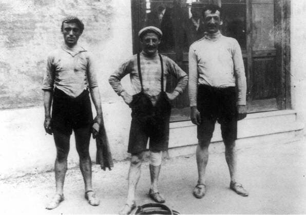 Eberardo Pavesi, Carlo Galetti und Luigi Ganna (alle Italien) nach der 2. Etappe des Giro d Italia 1909 von Bologna nach Chieti -  Radsport Herren Giro d Italia 1909, dItalia, Straßenradsport, Straße, Rad, Repro, Historie, Geschichte, Gruppe 2. Etappe. Bologna - Chieti