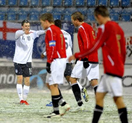 Adam Johnson (England U21, li.) jubelt nach einem Torerfolg gegen Norwegen -  Fußball Länderspiel Herren U21 Freundschaftsspiel 2009, Test, Testspiel, U 21 Junioren, Nationalteam, Nationaltrikot Gruppe Landskamp Begeisterung, Freude, Enttäuschung,