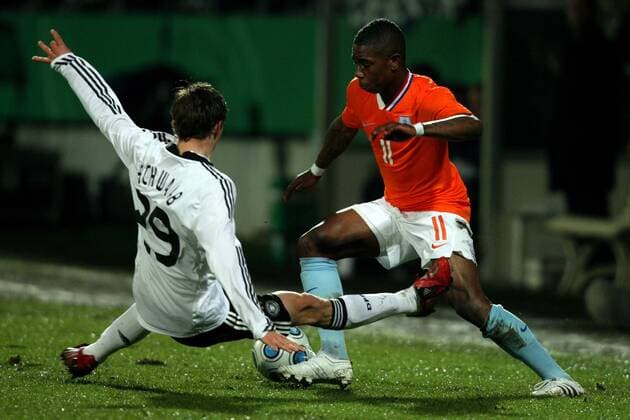Eljero Elia (Niederlande B, re.) gegen Daniel Schwaab (Deutschland U21) Fußball Länderspiel Herren Freundschaftsspiel 2009, Test, Testspiel, Nationalteam, Nationaltrikot, U 21, Vdig Gruppe Ahlen Dynamik,