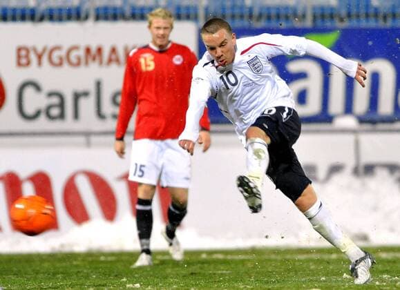 Jamie O Hara (England U21, vorn) am Ball -  Fußball Länderspiel Herren U 21 Freundschaftsspiel 2009, Test, Testspiel, Nationalteam, Nationaltrikot, Norwegen - England 0:5 Gruppe Landskamp Dynamik,