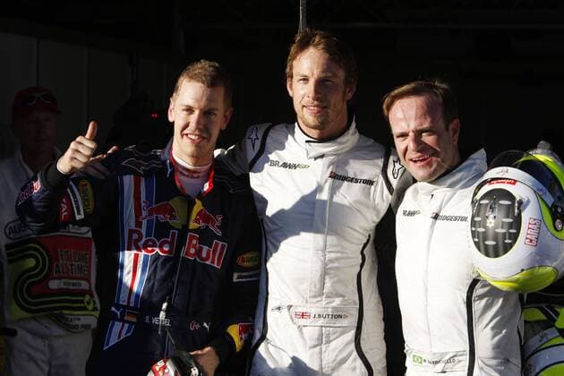 Jenson Button (England, Mitte) freut sich mit Rubens Barrichello (Brasilien beide Brawn GP, re.) und Sebastian Vettel (Deutschland Red Bull) über seine Pole Position in Melbourne 2009 -  Motorsport Grand Prix Herren Großer Preis von Australien 2009, Formel 1 Weltmeisterschaft, F1, F, GP, WM, Qualifying Gruppe Albert Park o0 RedBull Melbourne Freude,
