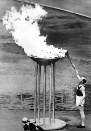 Paavo Nurmi (Finnland) entzündet das olympische Feuer - ZUMAk09 Leichtathletik OS Sommer Herren Olympische Sommerspiele 1952, Spiele Aufmacher Einzelbild Helsinki