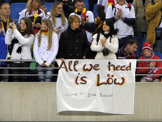 Deutsche Fans meinen: All we need is Löw (... und 11 gute Spieler) Fußball Länderspiel Herren WM Qualifikation, Nationalmannschaft, Totale o0 2009 Leipzig