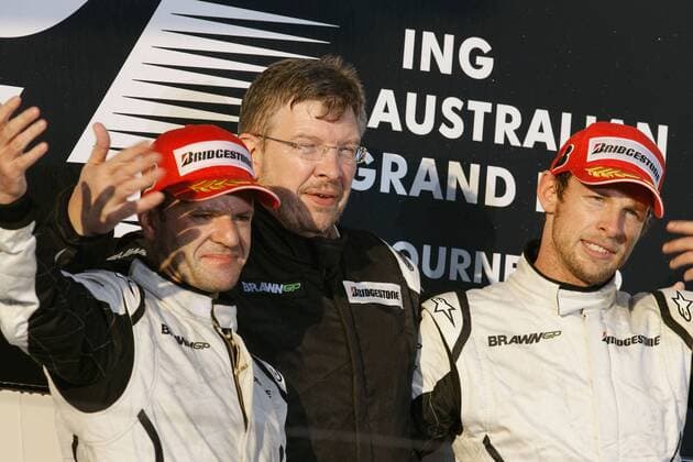 Doppelsieg: Jenson Button (England, re.) gewinnt den Großen Preis von Australien 2009 vor Rubens Barrichello (Brasilien, li.) zu Freuden von Teamchef Ross Brawn (England alle Brawn GP) Motorsport Grand Prix Herren Großer Preis von Australien 2009, Formel 1 WM, F1, F, GP, Vdig Gruppe Albert Park Melbourne Freude,