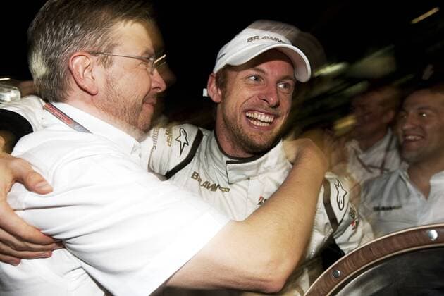Jenson Button feiert den Sieg beim Großen Preis von Australien 2009 mit Teamchef Ross Brawn (beide England Brawn GP) -  Motorsport Grand Prix Herren Großer Preis von Australien 2009, Formel 1 WM, F1, F, GP, vdig Gruppe Albert Park Melbourne Freude, Begeisterung,