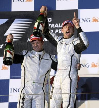 Siegerehrung GP von Australien 2009: Jenson Button (England, re.) gewinnt vor Teamkollege Rubens Barrichello (Brasilien beide Brawn GP) Motorsport Grand Prix Herren Großer Preis von Australien 2009, Formel 1 Weltmeisterschaft, F1, F, GP, WM Gruppe Albert Park Melbourne Freude,