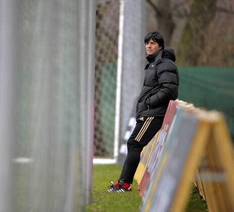 Bundestrainer Joachim Löw (Deutschland) nachdenklich Fußball Herren Nationalteam 2009, Training Einzelbild Leipzig Nachdenklichkeit,