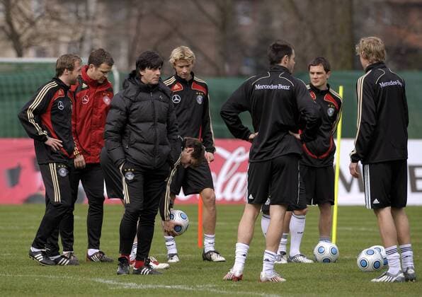 Bundestrainer Joachim Löw (Deutschland, 3.v.li.) nachdenklich beim Training Fußball Herren Nationalteam 2009, Training Gruppe Leipzig Nachdenklichkeit,