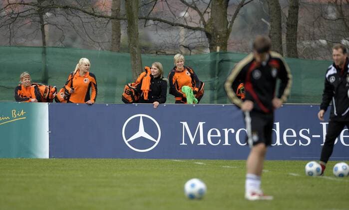 Junge Fußballerinnen beobachten das Training der deutschen Nationalmannschaft in Leipzig Fußball Herren Nationalteam 2009, Training, Deutschland Totale Leipzig