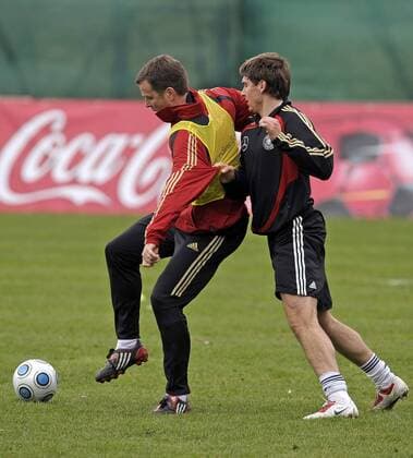 Teammanager Oliver Bierhoff (li.) gegen Patrick Helmes (beide Deutschland) Fußball Herren Nationalteam 2009, Training Gruppe Leipzig Dynamik,