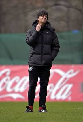 Bundestrainer Joachim Löw (Deutschland) skeptisch Fußball Herren Nationalteam 2009, Training Einzelbild Leipzig Nachdenklichkeit, Skepsis,