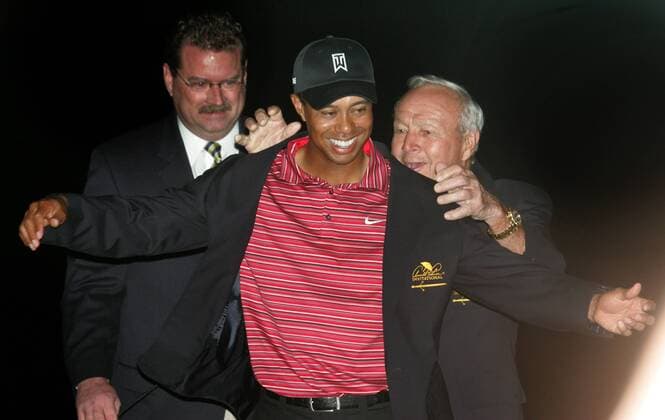 Tiger Woods (Mitte) wird von Arnold Palmer (re., beide USA) als Sieger des Arnold Palmer Invitational 2009 in Orlando mit dem Siegerjackett ausgestattet - (Icon) Golf Herren Arnold Palmer Invitational 2009, PGA Tour Gruppe Orlando o0 Bay Hill Freude, EDITORIAL USE ONLY