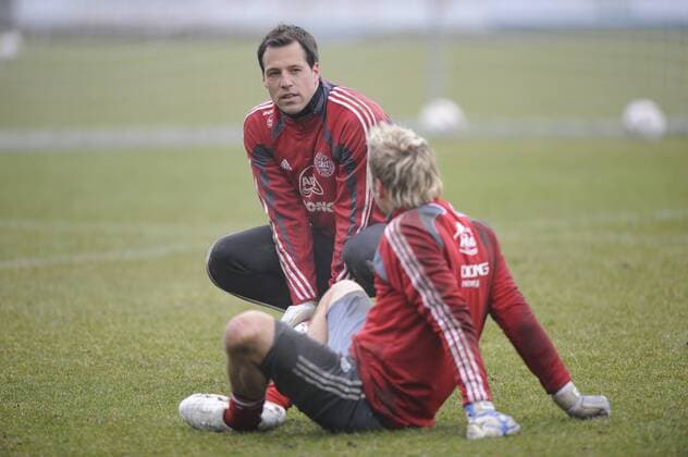 Torwartkollegen Thomas Sörensen (li.) und Jesper Christiansen (beide Dänemark) im Gespräch -  Fußball Herren Nationalmannschaft 2009, Training Gruppe Helsingör