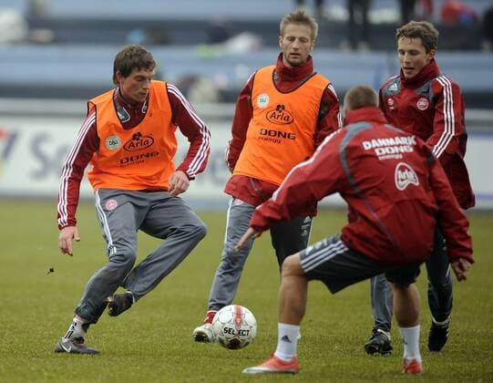 Daniel Agger (li.) und Martin Jörgensen (Mitte) gegen Morten Nordstrand (alle Dänemark) -  Fußball Herren Nationalmannschaft 2009, Training Gruppe Helsingör Dynamik,