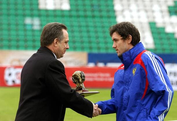 Sportminister Vitaly Mutko (li.) zeichnet Yury Zhirkov (beide Rußland) für seine Verdienste im Nationalteam als Meister des Sports aus, zusätzlich wird er als bester Spieler des Jahres 2008 geehrt -  Fußball Herren Nationalteam 2009, Ehrung, Spielerehrung Gruppe Moskau Freude,
