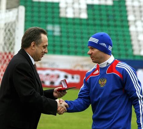 Sportminister Vitaly Mutko (li.) zeichnet Konstantin Zyryanov (beide Rußland) für seine Verdienste im Nationalteam als Meister des Sports aus -  Fußball Herren Nationalteam 2009, Ehrung, Spielerehrung Gruppe Moskau