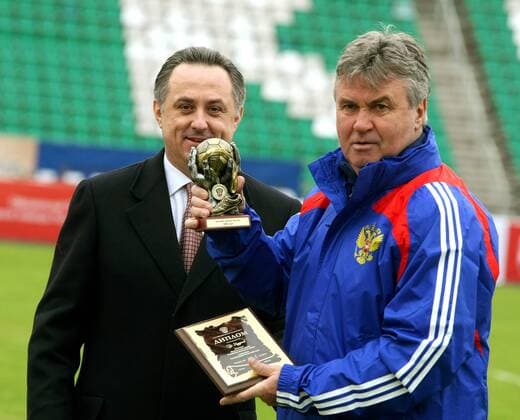 Guus Hiddink, 75. Geburtstag am 8. November Sportminister Vitaly Mutko (li.) zeichnet Nationaltrainer Guus Hiddink (beide Rußland) für seine Verdienste im Nationalteam als Meister des Sports aus, zusätzlich wird er als Trainer des Jahres 2008 geehrt -  Fußball Herren Nationalteam 2009, Ehrung, Spielerehrung Gruppe Moskau Freude,