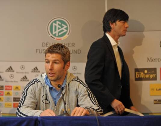 Thomas Hitzlsperger (vorn) und Bundestrainer Joachim Löw (beide Deutschland) Fußball WM Herren WM Qualifikation 2009, Nationalteam, Pressekonferenz, Pressetermin, Gruppe Cardiff