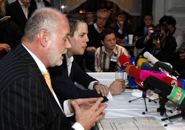 Bernhard Kohl (re.) und sein Rechtsanwalt Manfred Ainedter (beide Österreich) äußern sich auf der Pressekonferenz zum Thema Doping -  Radsport Herren Pressekonferenz 2009, Pressetermin, Rad, Strassenradsport, Vdig Gruppe Wien