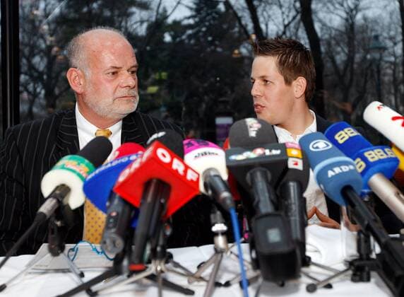 Bernhard Kohl (re.) und sein Rechtsanwalt Manfred Ainedter (beide Österreich) äußern sich auf der Pressekonferenz zum Theman Doping -  Radsport Herren Pressekonferenz 2009, Pressetermin, Rad, Strassenradsport, Vdig Gruppe Wien