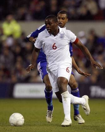 Nedum Onuoha (England U21, vorn) gegen David N Gog (Frankreich U21) - EDITORIAL USE ONLY. No use with unauthorised audio, video, data, fixture lists, club league logos or live services. Online in-match use limited to 120 images, no video emulation. No use in betting, games or single club league player publications. Fußball Länderspiel Herren U 21 Freundschaftsspiel 2009, Test, Testspiel, Nationalteam, Nationaltrikot, England - Frankreich Gruppe Nottingham Dynamik,