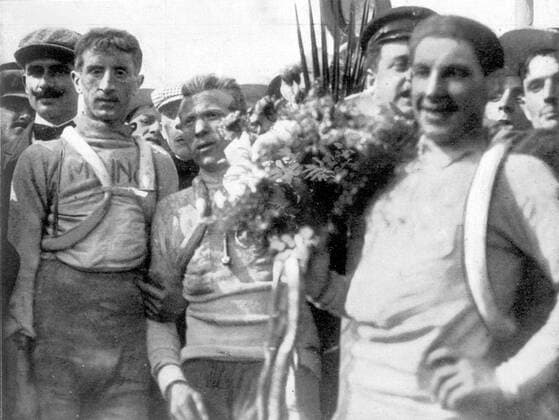 Carlo Oriani (Mitte) - Sieger des Giro d Italia 1913 mit Leopoldo Torricelli (beide Italien, li.) -  Radsport Herren Giro d Italia 1913, dItalia, Straßenradsport, Straße, Rad, Repro, Historie, Geschichte Gruppe 9.Etappe: Rovigo – Mailand
