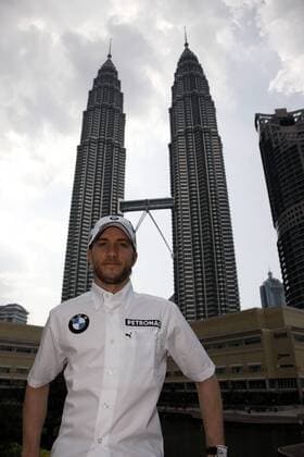 Nick Heidfeld (Deutschland BMW Sauber) vor den Petronas Towers in Kuala Lumpur Motorsport Grand Prix Herren Großer Preis von Malaysia 2009, Formel 1 Weltmeisterschaft, F1, F, GP, WM Einzelbild Kuala Lumpur Sepang