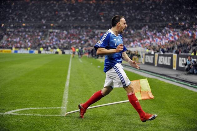 Franck Ribery (Frankreich) jubelt an der Eckfahne -  (pan30823) Fußball Länderspiel Herren WM Qualifikation 2009, Nationalteam, Nationaltrikot, Vdig Einzelbild Paris Freude,