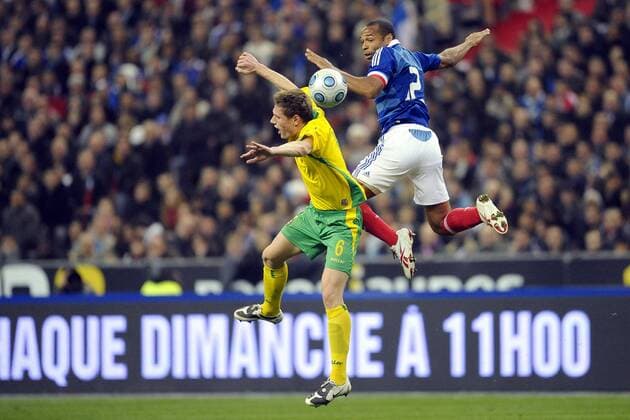 Thierry Henry (Frankreich, re.) gegen Marius Zaliukas (Litauen) -  (pan30823) Fußball Länderspiel Herren WM Qualifikation 2009, Nationalteam, Nationaltrikot, Frankreich - Litauen 1:0, Vdig Gruppe Paris Dynamik, Höhe,