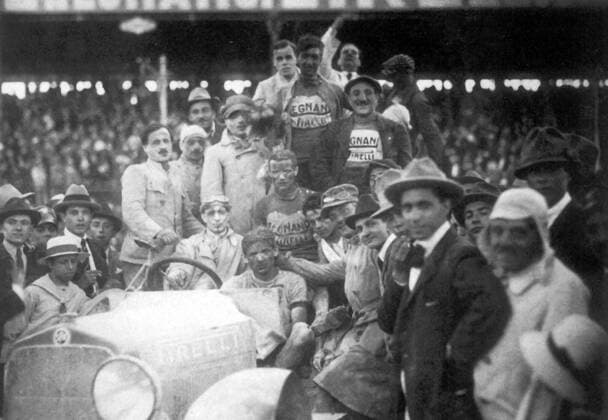 Giovanni Brunero (Italien, hi. Mitte) - Gesamtsieger des Giro d Italia 1921 -  Radsport Herren Giro d Italia 1921, dItalia, Straßenradsport, Straße, Rad, Repro, Historie, Geschichte Totale 10. Etappe Turin – Mailand