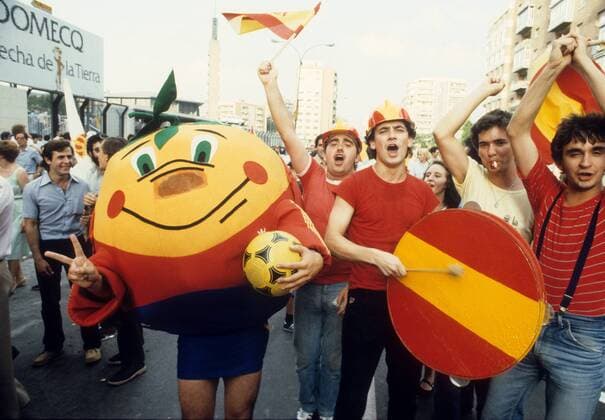 Spanische Fans mit WM Maskottchen Naranjito Fußball WM Herren WM 1982, Länderspiel, Nationalteam, Gruppe Madrid