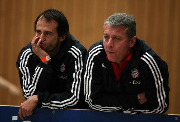 Trainer Mehmet Scholl (li.) und Guido Herbert (beide FC Bayern München D Jugend) Fußball Herren Opel Mundt Cup 2009, D Junioren, Nachwuchs, Jugend, Hallenturnier, Hallenfußballturnier Gruppe Halle Saale Nachdenklichkeit, Skepsis,