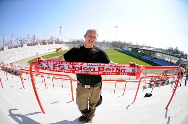 Kay Kunke - Freiwilliger Stadionbauer - freut sich auf die baldige Fertigstellung des Stadions An der Alten Försterei - Heimspielstätte von Union Berlin - Legenden sterben nie!! Fußball Herren 3. Liga 2008 2009, 1. FC Union Berlin, Bau, Baustelle, Bauarbeiten, fisheye, Schriftzug Totale Alte Försterei, Schal, Fanschal Berlin