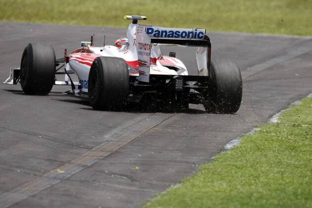 Timo Glock (Deutschland Toyota) testet den Rasen Motorsport Grand Prix Herren Großer Preis von Malaysia 2009, Formel 1 Weltmeisterschaft, F1, F, GP, WM, Training Einzelbild Kuala Lumpur Sepang