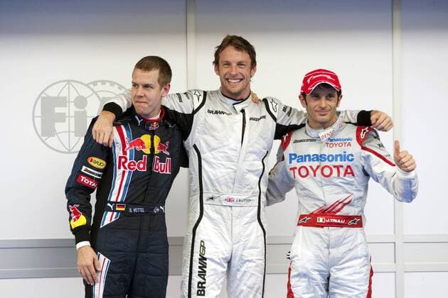 Qualifying zum GP von Malaysia 2009: Jenson Button (England Brawn GP, Mitte) holt die Pole Position vor Sebastian Vettel (Deutschland Red Bull, li.) und Jarno Trulli (Italien Toyota) -  Motorsport Grand Prix Herren Großer Preis von Malaysia 2009, Formel 1 Weltmeisterschaft, F1, F, GP, WM, Qualifying Gruppe Sepang Kuala Lumpur Freude,