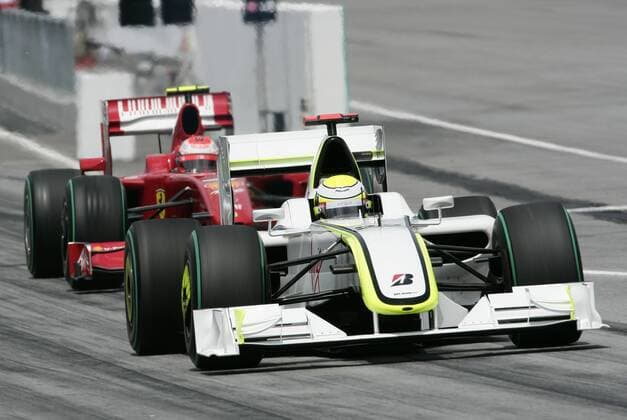 Jenson Button (England Brawn GP) vor Kimi Räikkönen (Finnland Ferrari) Motorsport Grand Prix Herren Großer Preis von Malaysia 2009, Formel 1 Weltmeisterschaft, F1, F, GP, WM Gruppe Kuala Lumpur Sepang