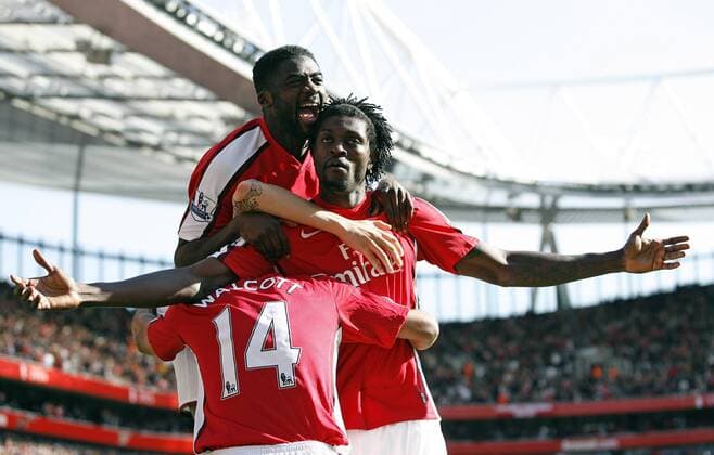 Torjubel Arsenal: Torschütze Emmanuel Adebayor (Mitte) lässt sich von Kolo Toure (hi.) und Theo Walcott feiern - EDITORIAL USE ONLY. No use with unauthorised audio, video, data, fixture lists, club league logos or live services. Online in-match use limited to 120 images, no video emulation. No use in betting, games or single club league player publications. Fußball Herren English Premier League 2008 2009, 1. Englische Liga, FC Arsenal London Gruppe London Freude,