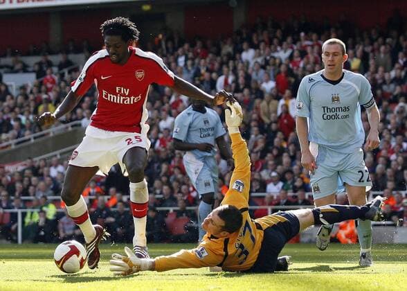 Emmanuel Adebayor (Arsenal, li.) setzt sich gegen Torwart Shay Given (Manchester City) durch und trifft zum 2:0 - EDITORIAL USE ONLY. No use with unauthorised audio, video, data, fixture lists, club league logos or live services. Online in-match use limited to 120 images, no video emulation. No use in betting, games or single club league player publications. Fußball Herren English Premier League 2008 2009, 1. Englische Liga, FC Arsenal London - Manchester City 2:0 Gruppe London