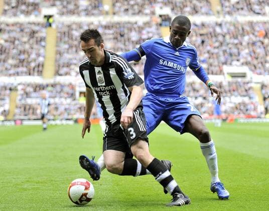 Jose Enrique (Newcastle, li.) gegen Salomon Kalou (Chelsea) - EDITORIAL USE ONLY. No use with unauthorised audio, video, data, fixture lists, club league logos or live services. Online in-match use limited to 120 images, no video emulation. No use in betting, games or single club league player publications. Fußball Herren English Premier League 2008 2009, 1. Englische Liga, Newcastle United - FC Chelsea London 0:2 Gruppe London Dynamik,