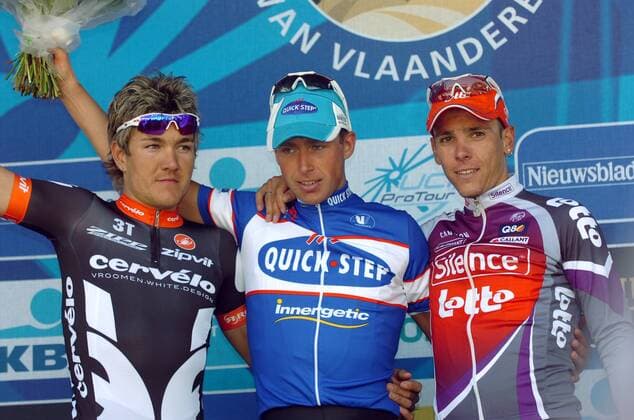 Stijn Devolder (Belgien Quick Step, Mitte) gewinnt die Flandern Rundfahrt 2009 vor Heinrich Haussler (Deutschland Cervelo Test, li.) und Philippe Gilbert (Belgien Silence Lotto) -  Radsport Herren Flandern Rundfahrt 2009, Flandernrundfahrt, Straßenradsport, Straße, Rad, ProTour Gruppe Begeisterung, Freude,