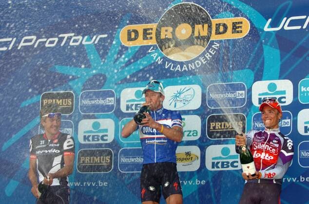 Stijn Devolder (Belgien Quick Step, Mitte) gewinnt die Flandern Rundfahrt 2009 vor Heinrich Haussler (Deutschland Cervelo Test, li.) und Philippe Gilbert (Belgien Silence Lotto) -  Radsport Herren Flandern Rundfahrt 2009, Flandernrundfahrt, Straßenradsport, Straße, Rad, ProTour Gruppe Begeisterung, Freude,
